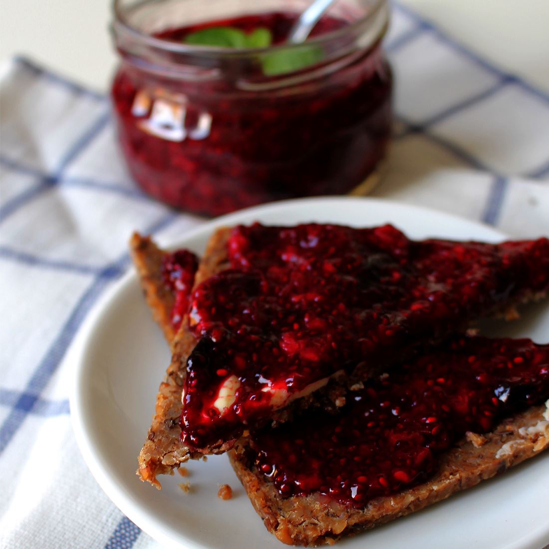 Beeren-Chia-Marmelade fruchtig, lecker & ganz ohne Gelierzucker - Team Vegan © vegan t shirt