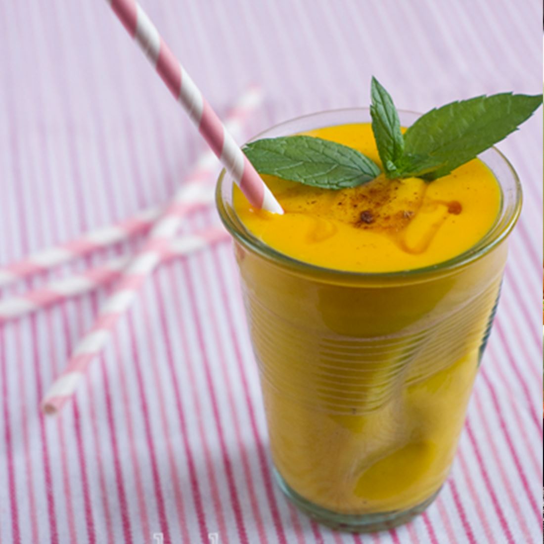Mango Lassi - vegan, super fruchtig und erfrischend - Team Vegan © vegan t shirt