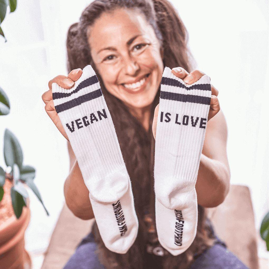 VEGAN IS LOVE - Hohe Sportsocken mit Streifen aus Bio-Baumwolle - 3 Paar - Team Vegan © vegan t shirt