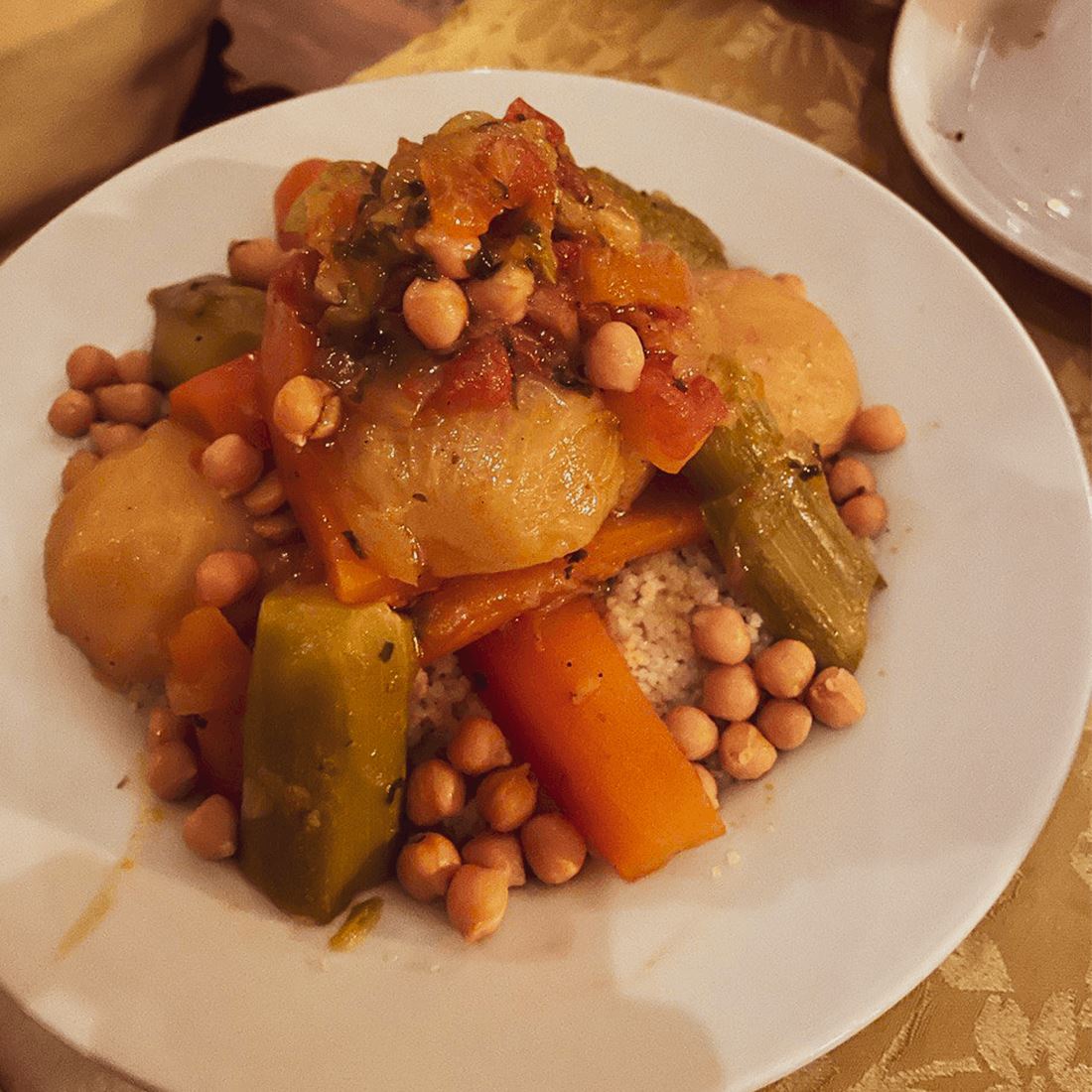 Couscous mit Gemüse Tajine - Die marokkanische Spezialität in vegan