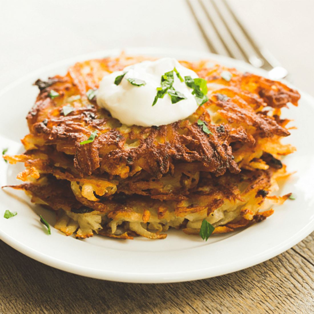 Kartoffelpuffer mit Kräuterdip - einfach, vegan und lecker Kartoffelpuffer mit Kräuterdip - einfach, vegan und lecker