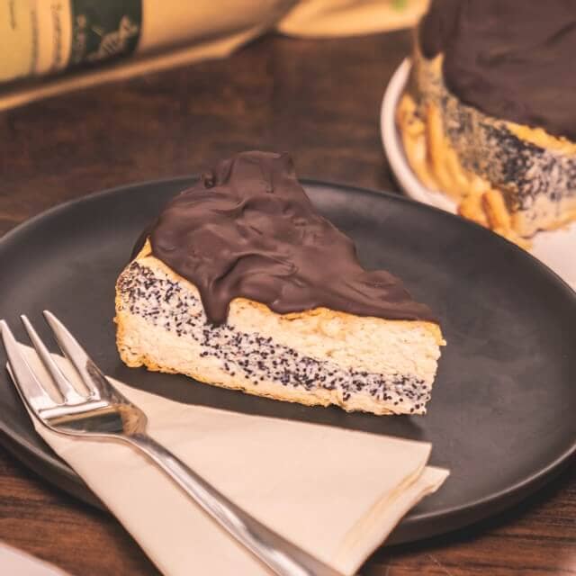 Protein Käsekuchen mit Mohnfüllung - Dein proteinreicher Hochgenuss 🍰😋 - Team Vegan © vegan t shirt