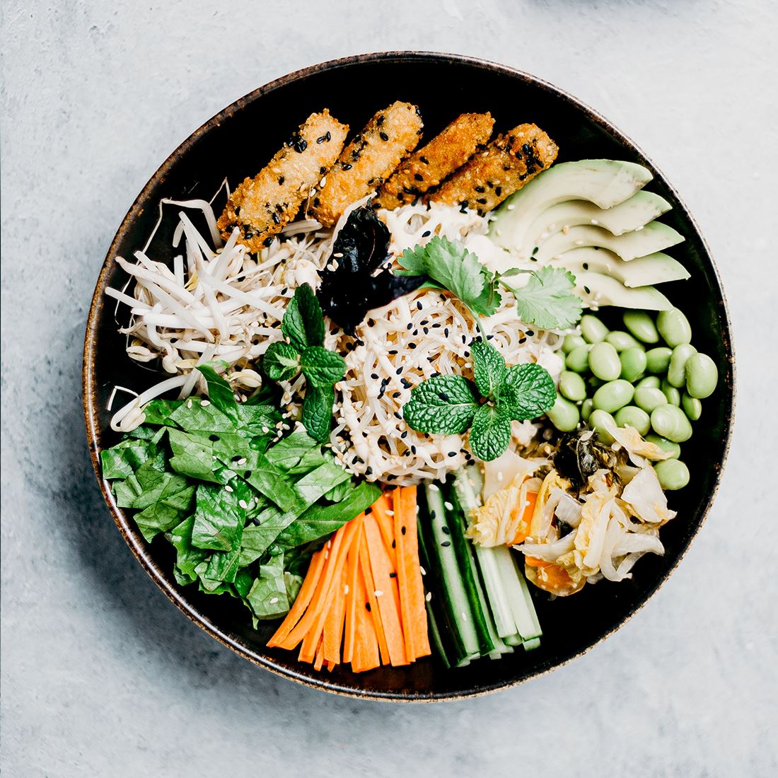 Sushi Bowl mit würziger Erdnuss-Sauce - Team Vegan © vegan t shirt