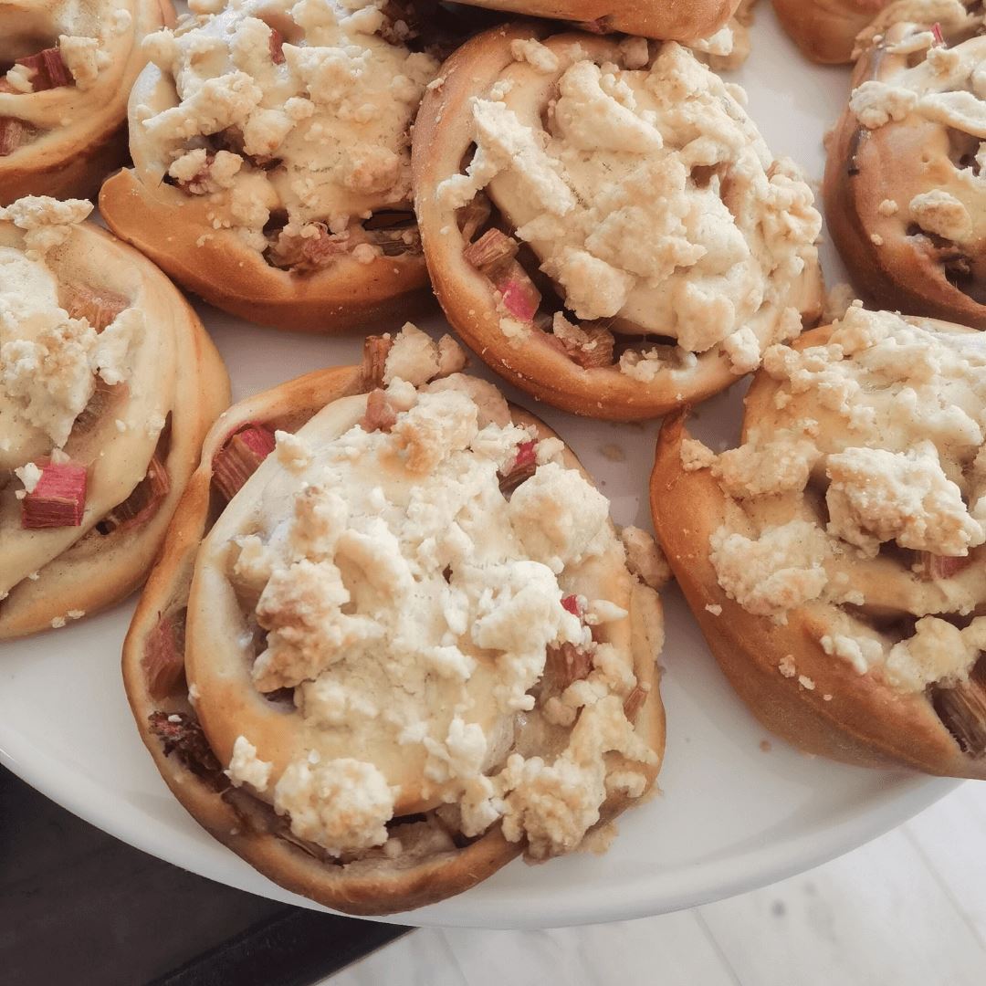 Vegane Rhabarber Streusel Schnecken Vegane Rhabarber Streusel Schnecken