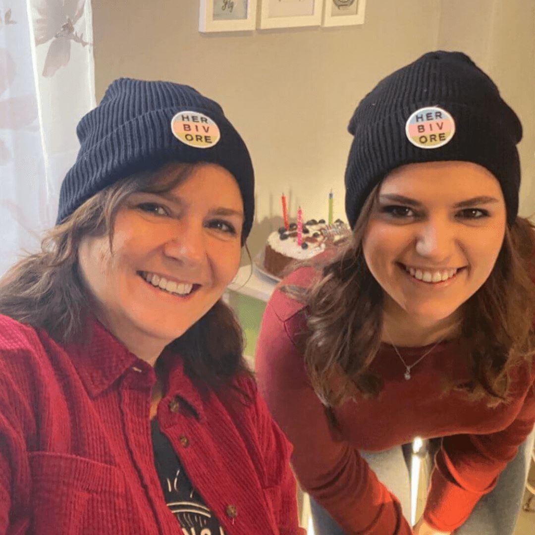 Vegan Liebling Beanie mit Patch 72--Accessoires Shirtee 
